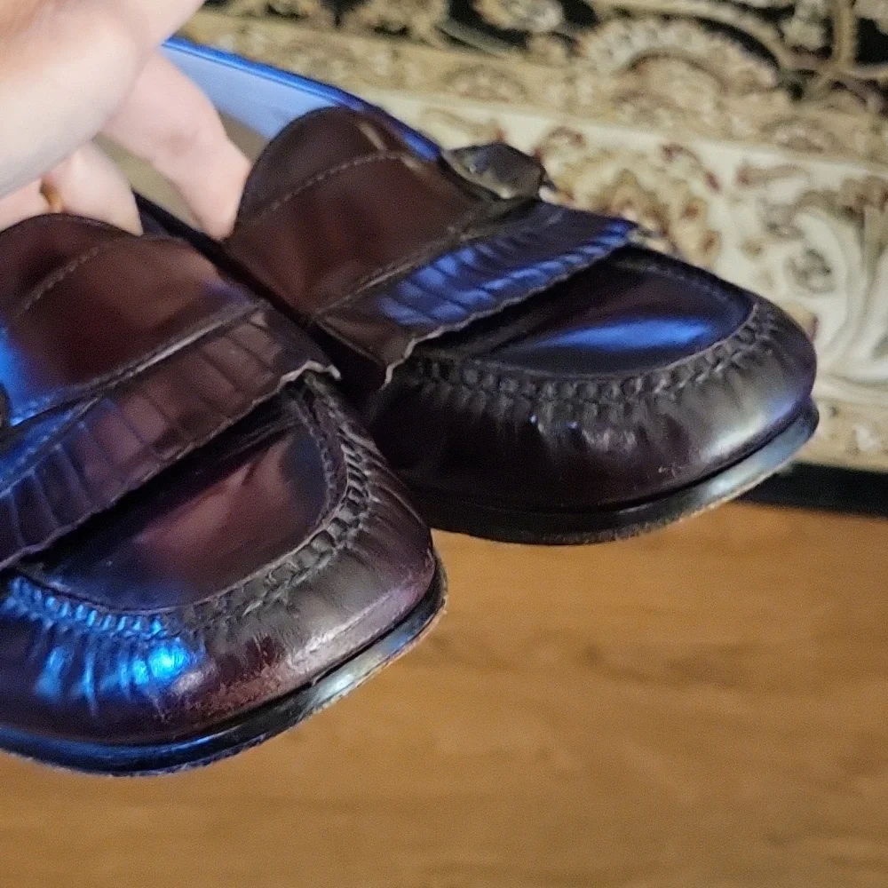 COLE HAAN City burgundy leather pinch kiltie loafers gold buckle 10 D Excellent